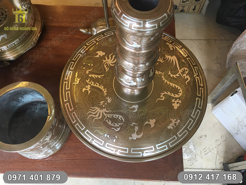 Họa tiết Long - Phụng được c&aacute;c nghệ nh&acirc;n chạm khảm v&ocirc; c&ugrave;ng tỉ mỉ v&agrave; sinh động